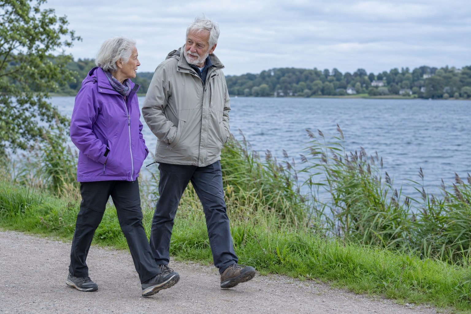 To fiktive ældre på en søsti, den ene i violet jakke; ikke konkrete ATP-medlemmer eller dokumentation af pensionsforhøjelsen. AI-genereret, fotorealistisk temabillede; viser ikke den konkrete begivenhed.