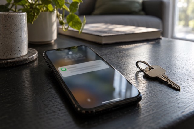 Mobiltelefon med en besked – AI-genereret billede