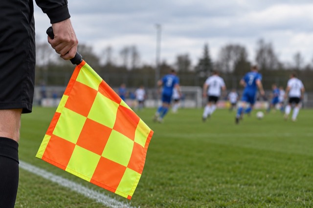 Linjevogterflag ved en fodboldbane – AI-genereret billede